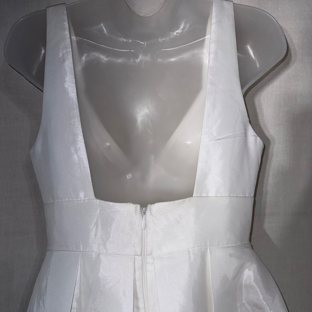 Lulus Manju Elegant sleeveless ivory Wedding Gown Size Medium - Picture 10 of 16